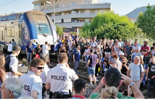 法国火车取消班次 乘客愤怒占据铁道引发混乱