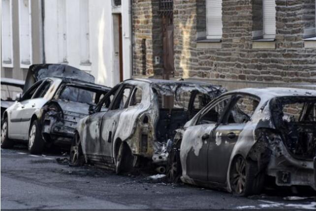 法国国庆日“狂欢”：近千辆车被烧 500余人被拘留