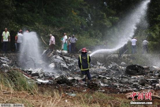 当地时间5月18日中午,古巴航空一架波音737-200型客机客机从哈瓦那何塞?马蒂国际机场起飞不久后坠毁在机场附近的农田。机上载有104名乘客以及数名机组人员。据最新报道,此次空难造成超过100人死亡,3名生还者伤势严重。这架客机系古巴航空从墨西哥租借,事发时天阴有雨,事故原因正在调查中。据当地医院透露,有4人被送往医院,其中有1人死亡,其余3名幸存者均为女性,且病情严重。古巴国营电视台报道,客机起飞后不久,就急速向右转,然后坠毁;事发当时据报天阴有雨。总统称已设立特别委员会调查这一意外原因。进一步消息指出,客机在飞离跑道一段距离之后,就坠毁在机场旁边的博耶罗斯区一条公路和一所高中附近。有... 当地时间5月18日中午,古巴航空一架波音737-200型客机客机从哈瓦那何塞?马蒂国际机场起飞不久后坠毁在机场附近的农田。机上载有104名乘客以及数名机组人员。据最新报道,此次空难造成超过100人死亡,3名生还者伤势严重。这架客机系古巴航空从墨西哥租借,事发时天阴有雨,事故原因正在调查中。据当地医院透露,有4人被送往医院,其中有1人死亡,其余3名幸存者均为女性,且病情严重。古巴国营电视台报道,客机起飞后不久,就急速向右转,然后坠毁;事发当时据报天阴有雨。总统称已设立特别委员会调查这一意外原因。进一步消息指出,客机在飞离跑道一段距离之后,就坠毁在机场旁边的博耶罗斯区一条公路和一所高中附近。有...