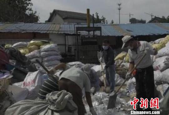 在南京郊区的一个废品收购站内,警方发现医疗废弃物约8.5吨。 警方资料图 摄 在南京郊区的一个废品收购站内,警方发现医疗废弃物约8.5吨。 警方资料图 摄