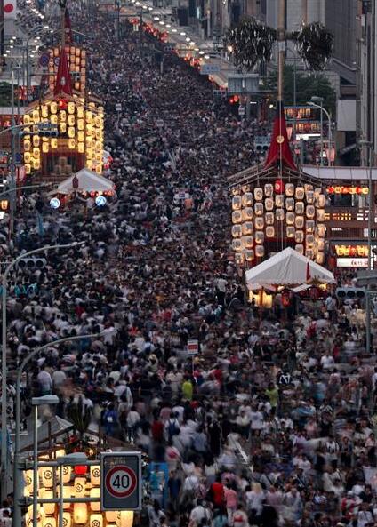 日本京都祇园祭前夜预热 3.5万人顶酷暑赏夏夜盛景