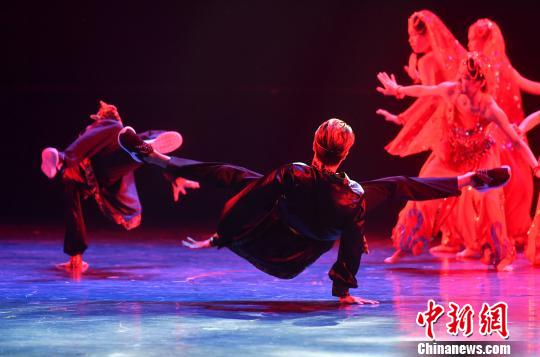 图为福建黎明职业技术学院表演舞蹈《西游记之又见女儿国》。　吕明 摄