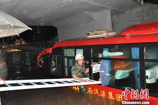 山西榆社：中巴雨夜被淹 消防员搭梯桥解救13人