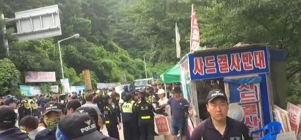 韩民众阻拦储油罐入“萨德”基地，与警方发生冲突
