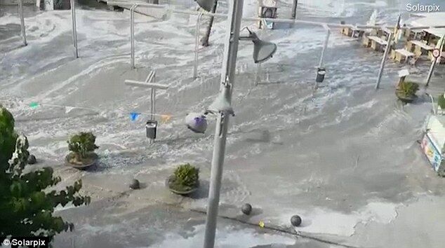 海啸袭击西班牙 道路被毁物品漂流
