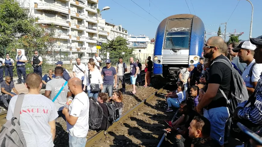 法国火车取消班次引众怒 50余名乘客上铁道拦截