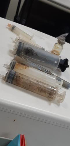 海滩上发现的废弃针头、针管。记者赖郁薇/摄影 海滩上发现的废弃针头、针管。记者赖郁薇/摄影