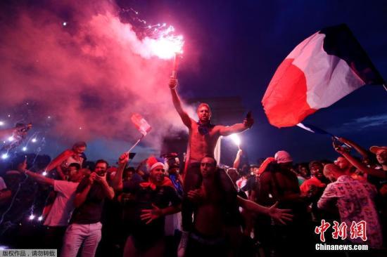 法国球迷庆祝夺冠“变了味”：狂欢演变成打砸抢！