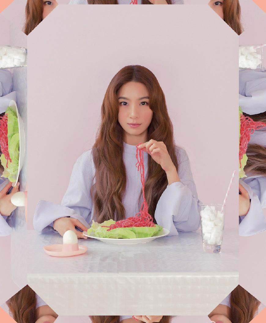 Hebe最新街拍清新十足!碎花拼色连衣裙配板鞋