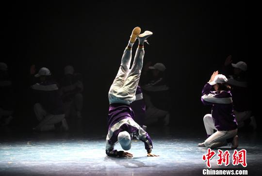图为闽南师范大学表演舞蹈《舞力觉醒》。　吕明 摄