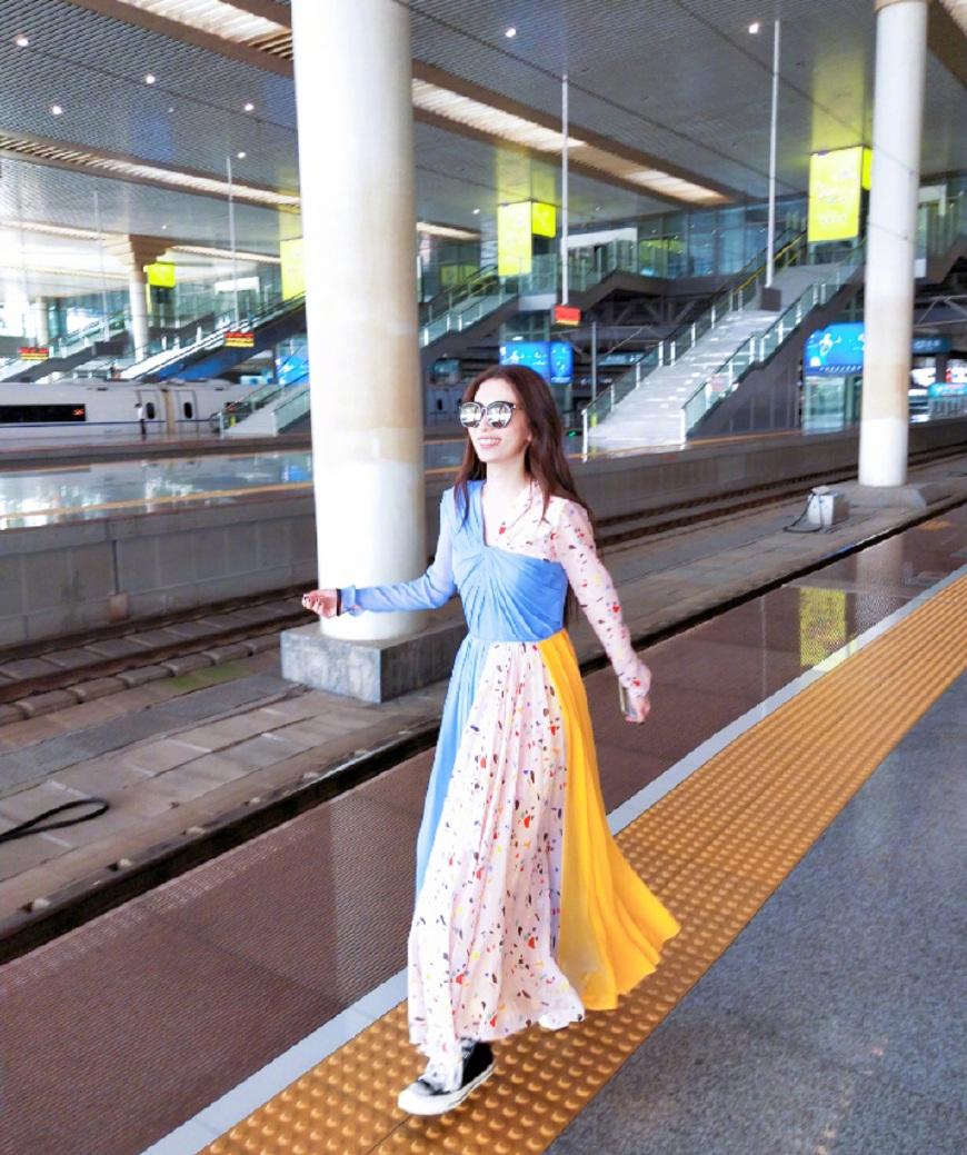 Hebe最新街拍清新十足!碎花拼色连衣裙配板鞋