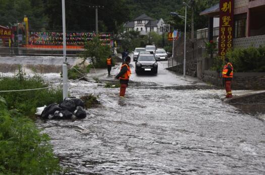密云龙脉度假村路面被淹 消防疏散被困游客560人