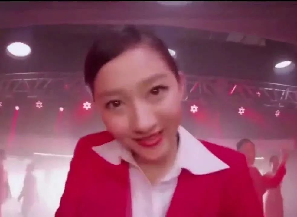 正文 化身空姐酷炫女孩关晓彤 你不帮我戳是吗?你叉叉!