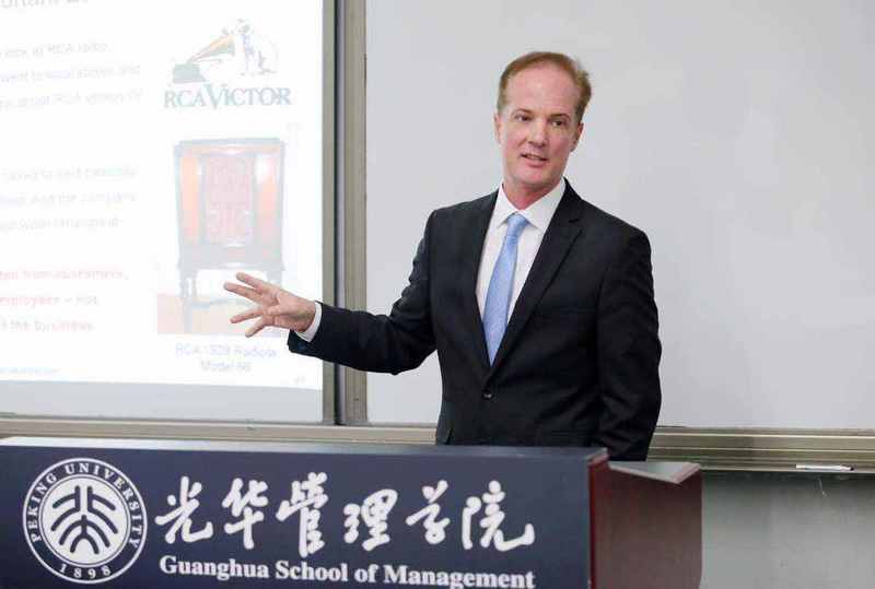 外籍教授参观瑞幸咖啡：星巴克在中国的首个重要挑战者