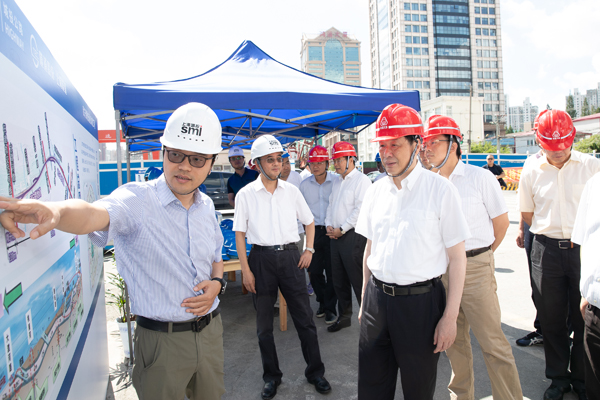 应勇冒着酷暑调研上海重大工程建设情况，慰问建设者