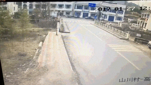 惊心动魄三十秒:野马小跑耍酷失败撞墙