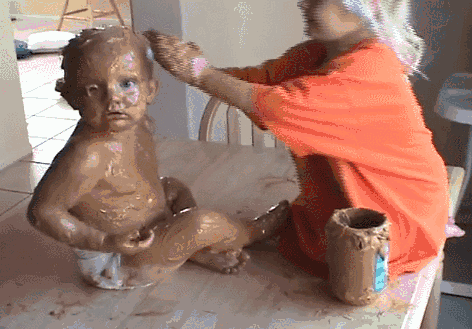 家里突然多出了一个熊孩子 相信爸爸妈妈内心是苦恼的 想要打骂吧,怕