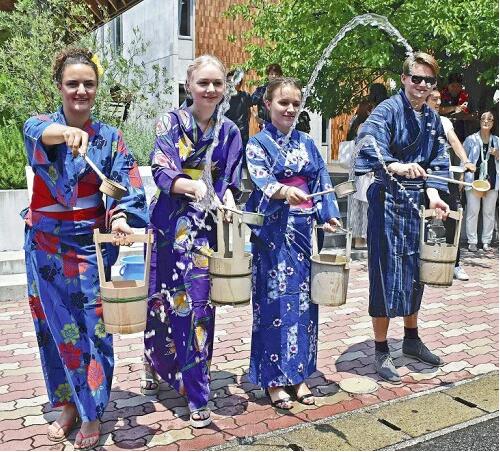 日本持续高温 外国留学生体验洒水获清凉（图）
