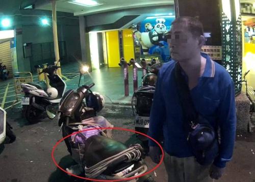 台湾醉酒男子骑摩托用绳子绑住后座女友：怕摔