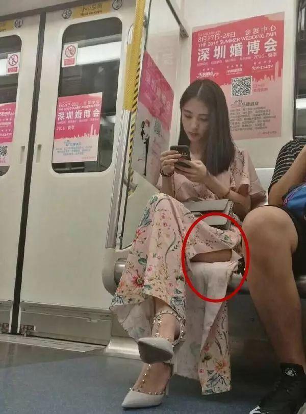 保持着适当的距离,这时一辆摩托车轰鸣着向我们冲来,我把女同事一把搂