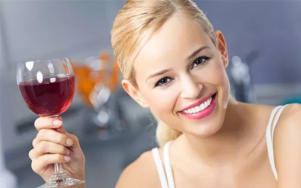 喝葡萄酒到底会不会让你发胖?