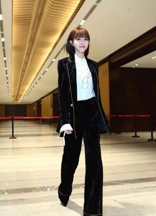 唐嫣真会玩!把黑皮裙+黑体恤搭配穿,大长腿都