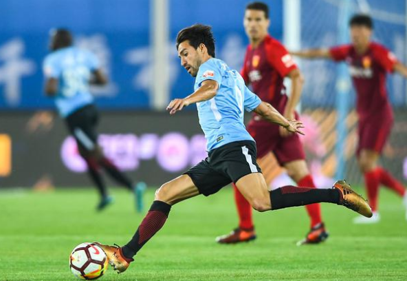 VAR又当主角!大连一方爆射破门,王迪补判犯规