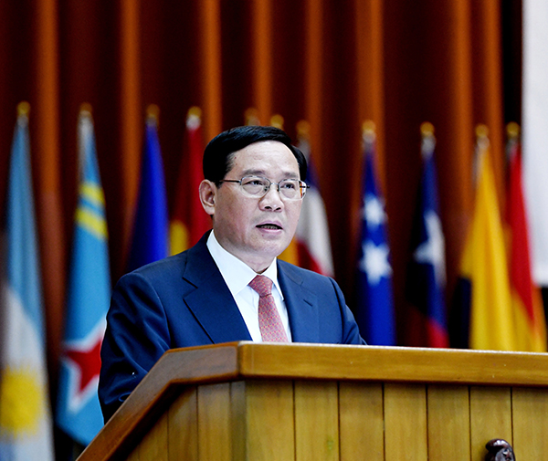 李强在古巴会晤政要、出席论坛、考察研发机构