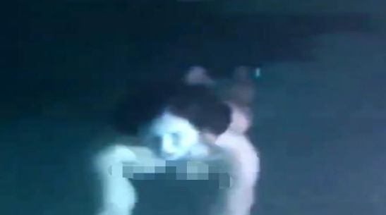 抖音又出游泳门视频,网友们:洗澡门还没过去呢