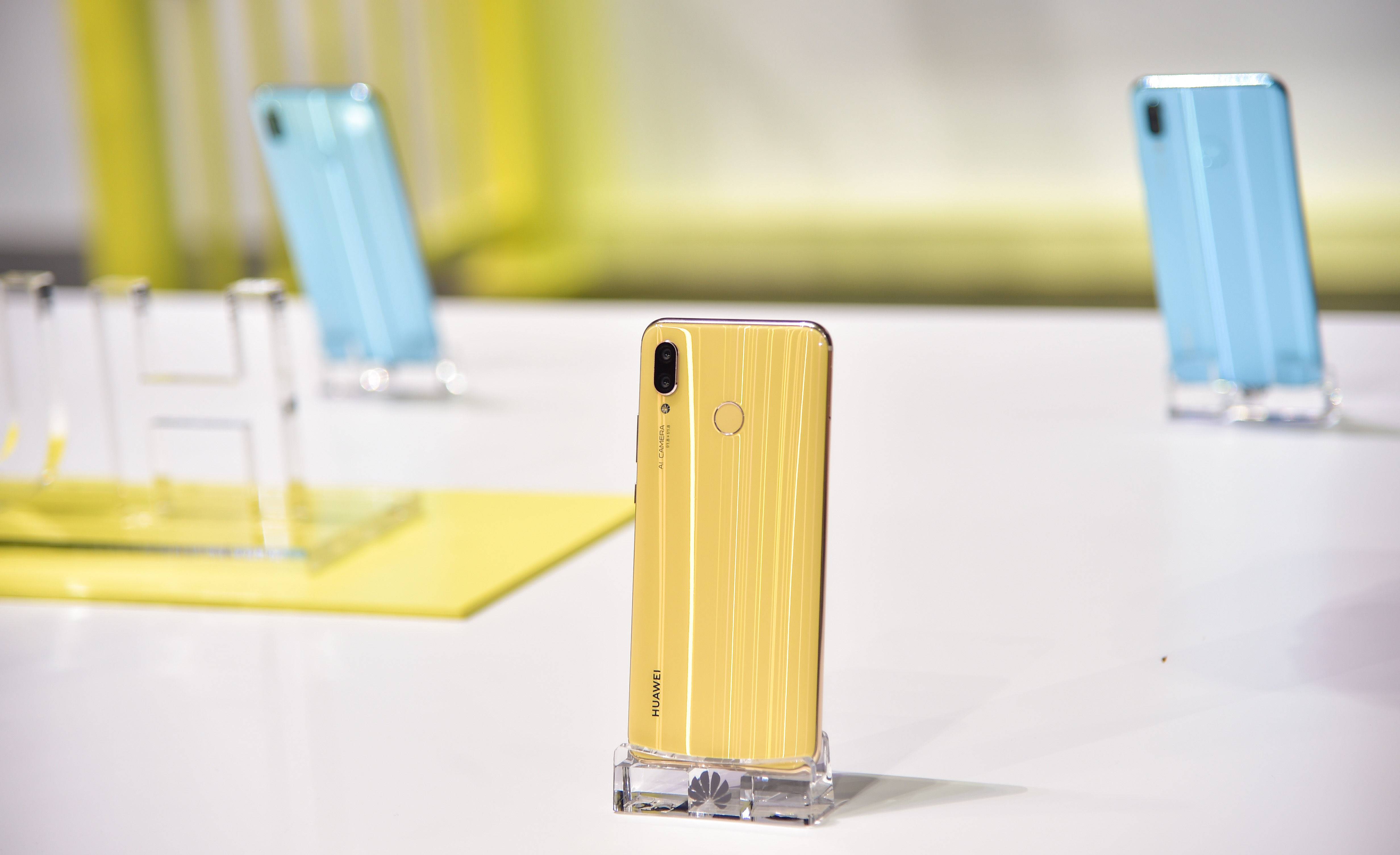 华为发布了为年轻人设计的 nova 3 手机,还宣布