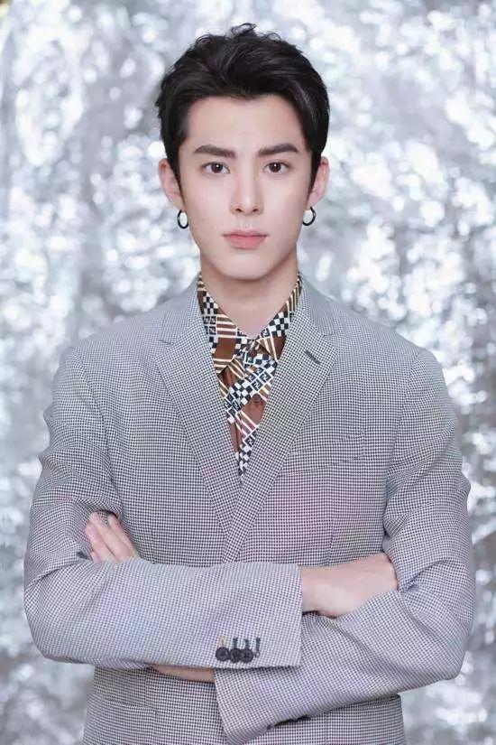 朱正廷早期与粉丝互换过微信,严格把控妆面为