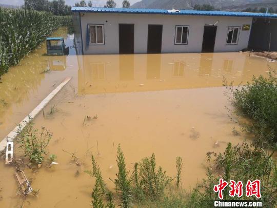 图为东乡县遭遇强降水天气，部分乡镇暴发山洪，造成群众房屋受损、道路损毁。　杨艳敏摄