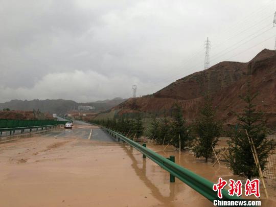 短时强降水引发泥石流致青海省多条公路损毁
