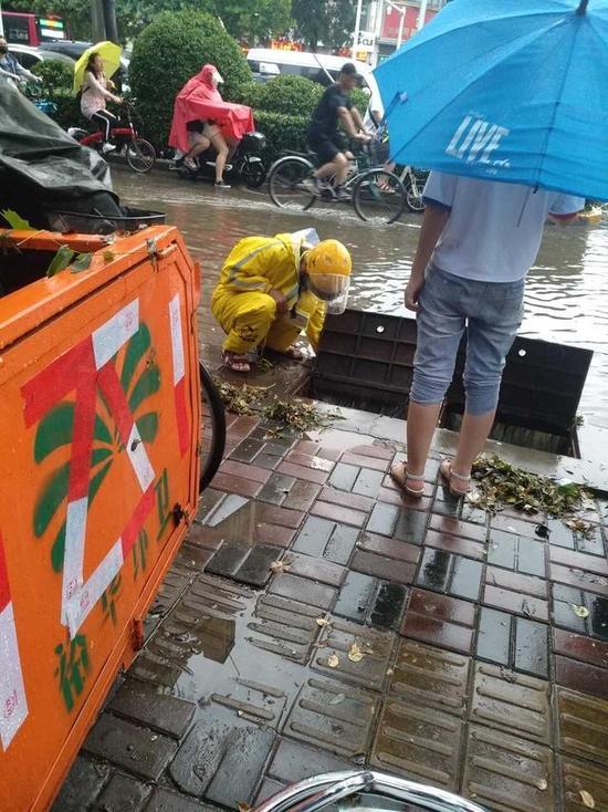 石家庄一外卖小哥模特中徒手疏通下水道情趣大雨韩国美女图片 石家庄一外卖小哥模特中徒手疏通下水道情趣大雨韩国美女图片