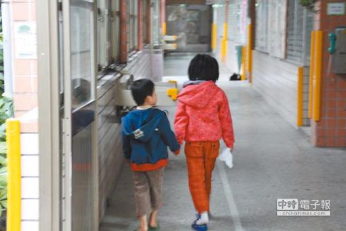 台湾有上万“娃娃户长” 或令儿童陷于高风险中