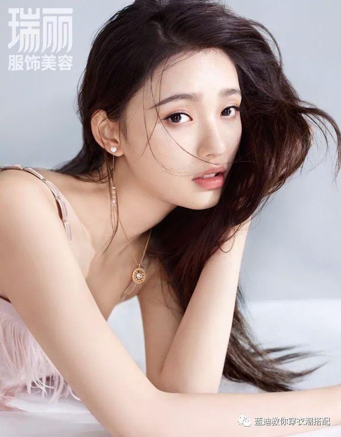 杜鹃,董洁,林允 封面大片,清爽水灵的姑娘再展硬照实力。