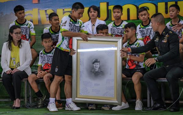 泰国少年足球队透露“洞穴”生活：每天轮流在墙上挖洞