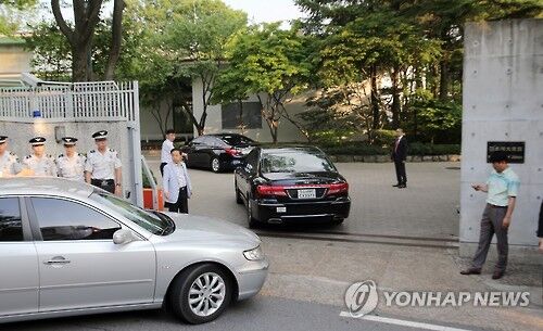 韩国一民间团体代表向日本驻韩大使官邸扔鸡蛋被罚