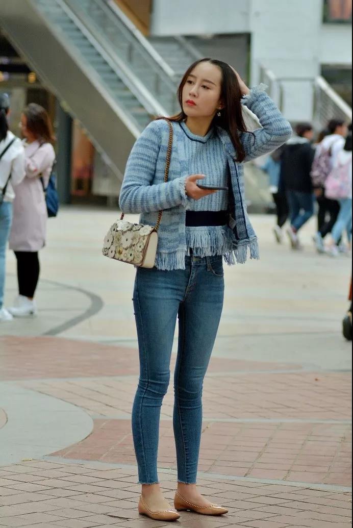 街拍:天生丽质姿色不凡很淑女穿牛仔裤的性感美女姐姐