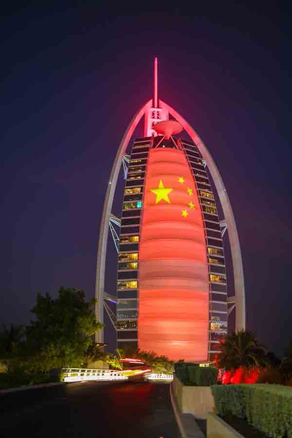 目击丨习近平抵达阿联酋,当地满城尽披中国红