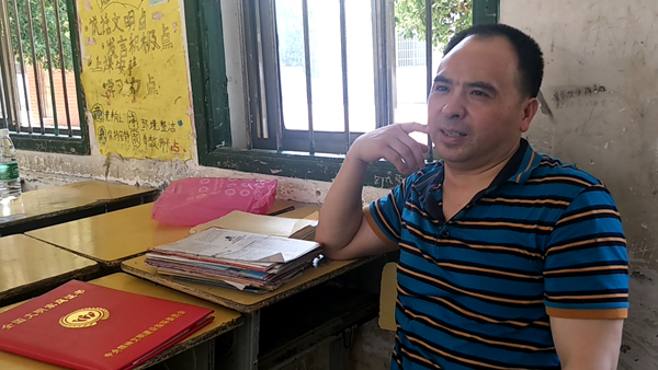 湖南东安一乡村教师修漏雨教室时摔残，拄拐坚守讲台18年