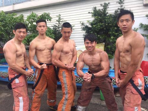 台湾消防员锻炼精壮身材 健身高手举重健将指导