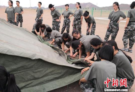 甘肃百余名学生暑假戈壁滩搭帐篷体验“军旅生活”