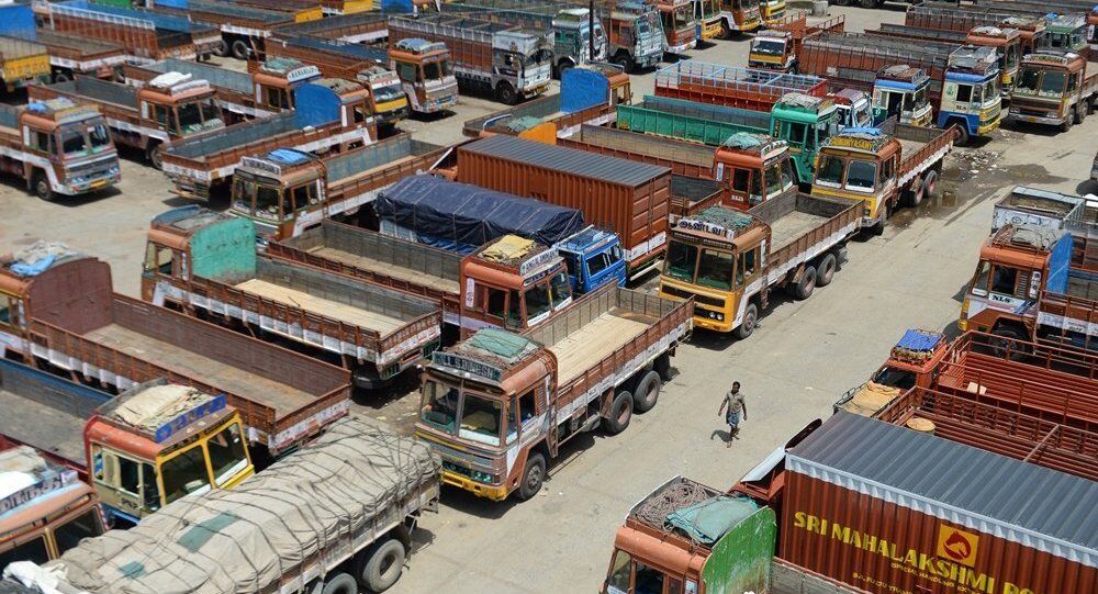印度全国超900万卡车司机开始罢工 要求降低油价和公路费