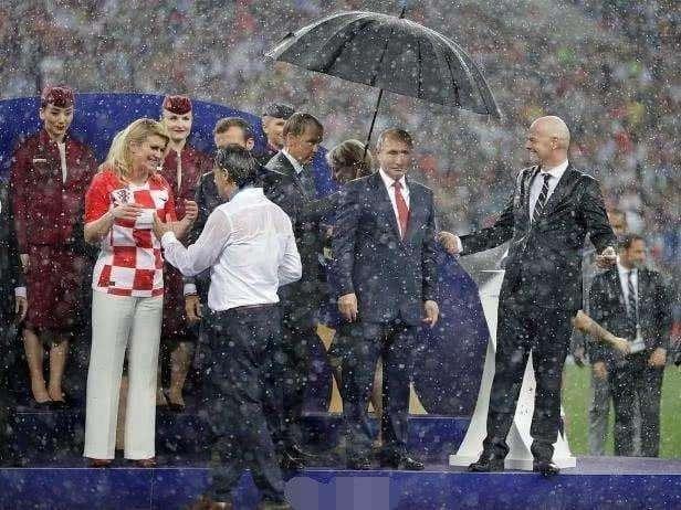 这是苏联传下来的规矩！世界杯为何只有普京被撑伞？