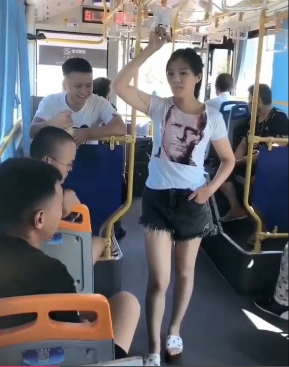 公交上俩美女撞衫,乘客看傻眼,撞衫不可怕,谁小谁尴尬