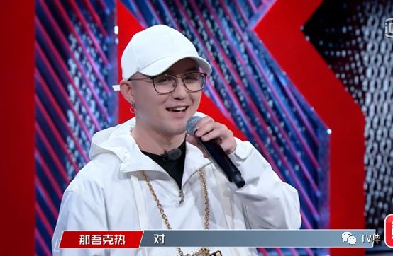这位新疆大哥那吾克热,节目里第一位获得全pass的选手,几位导师