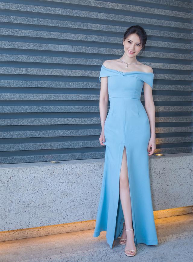 29岁杨颖和38岁高圆圆出席活动,同穿蓝色开叉