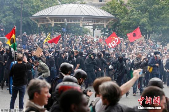 法国总统办公室称将开除殴打示威者的总统保镖