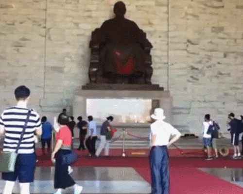 台湾“独派”突袭中正纪念堂，蒋介石铜像遭泼红漆